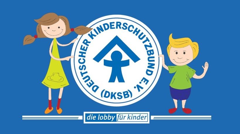 Zwei fröhliche Kinder stehen neben dem Logo des Deutschen Kinderschutzbundes e.V. auf einem blauen Hintergrund.