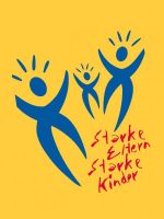 Drei stilisierte Figuren in Blau heben die Arme auf einem gelben Hintergrund, mit dem Motto „Starke Eltern, starke Kinder“.