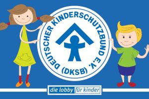Ein Mädchen und ein Junge stehen neben dem Logo des Deutschen Kinderschutzbundes, das für Kinderrechte wirbt.