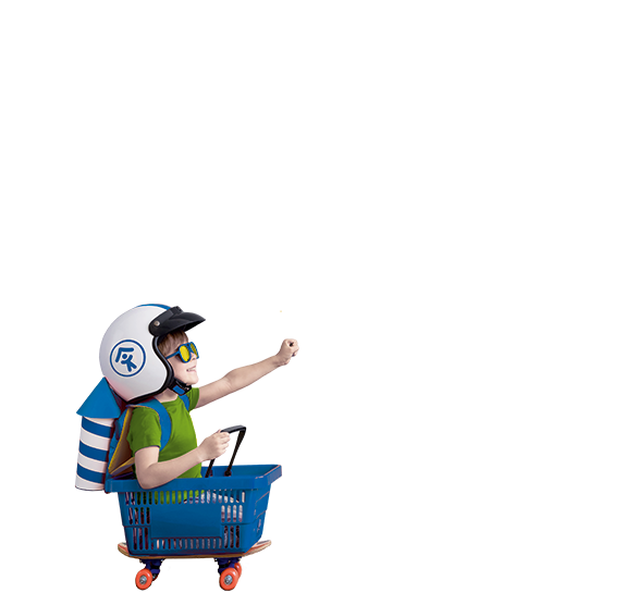 Ein Kind mit einem Helm und einer Jetpack-Konstruktion sitzt in einem Einkaufswagen und zeigt begeistert nach vorne.