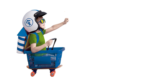 Ein Kind mit einem Helm und einer Jetpack-Konstruktion sitzt in einem Einkaufswagen und zeigt begeistert nach vorne.