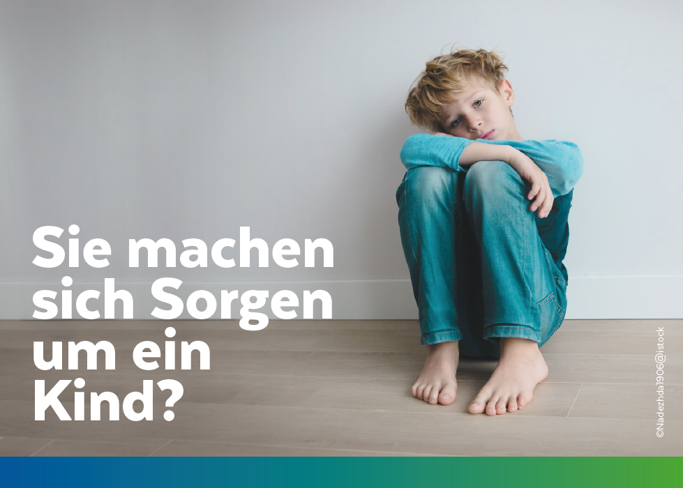 Ein nachdenklicher Junge sitzt auf dem Boden und blickt besorgt, während Fragen zum Kinderschutz aufgeworfen werden.